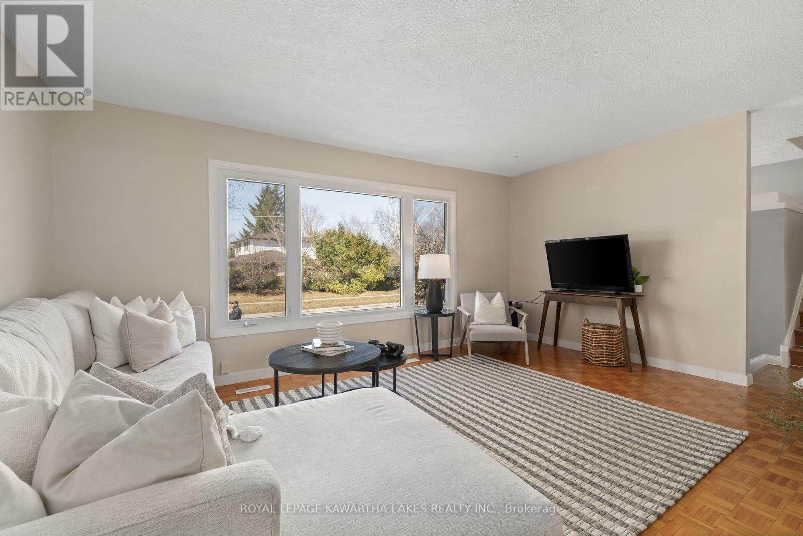 1 Elaine Drive, Kawartha Lakes, Ontario  K9V 4W5 - Photo 12 - X12093973