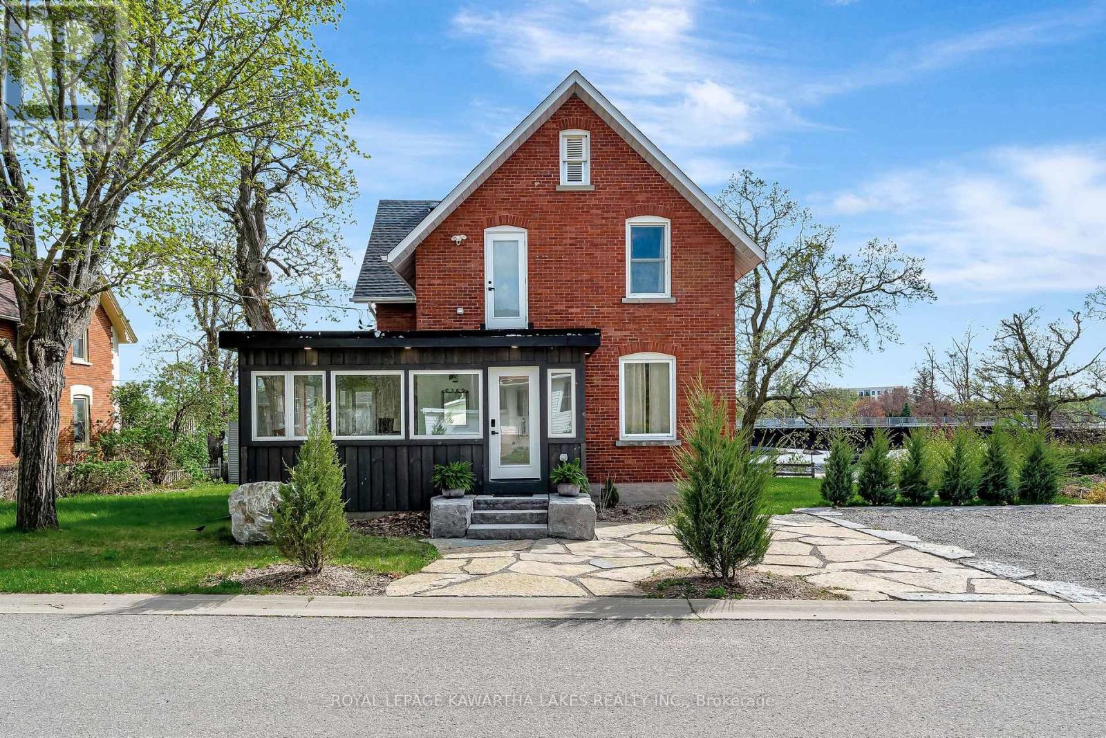 45 Oak Street, Kawartha Lakes, Ontario  K0M 1N0 - Photo 1 - X12166782