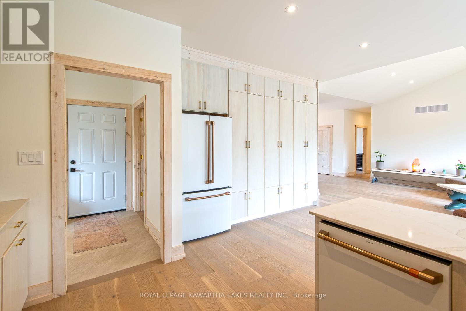 104 Moon Line Road N, Kawartha Lakes, Ontario  K0M 1A0 - Photo 5 - X12282266
