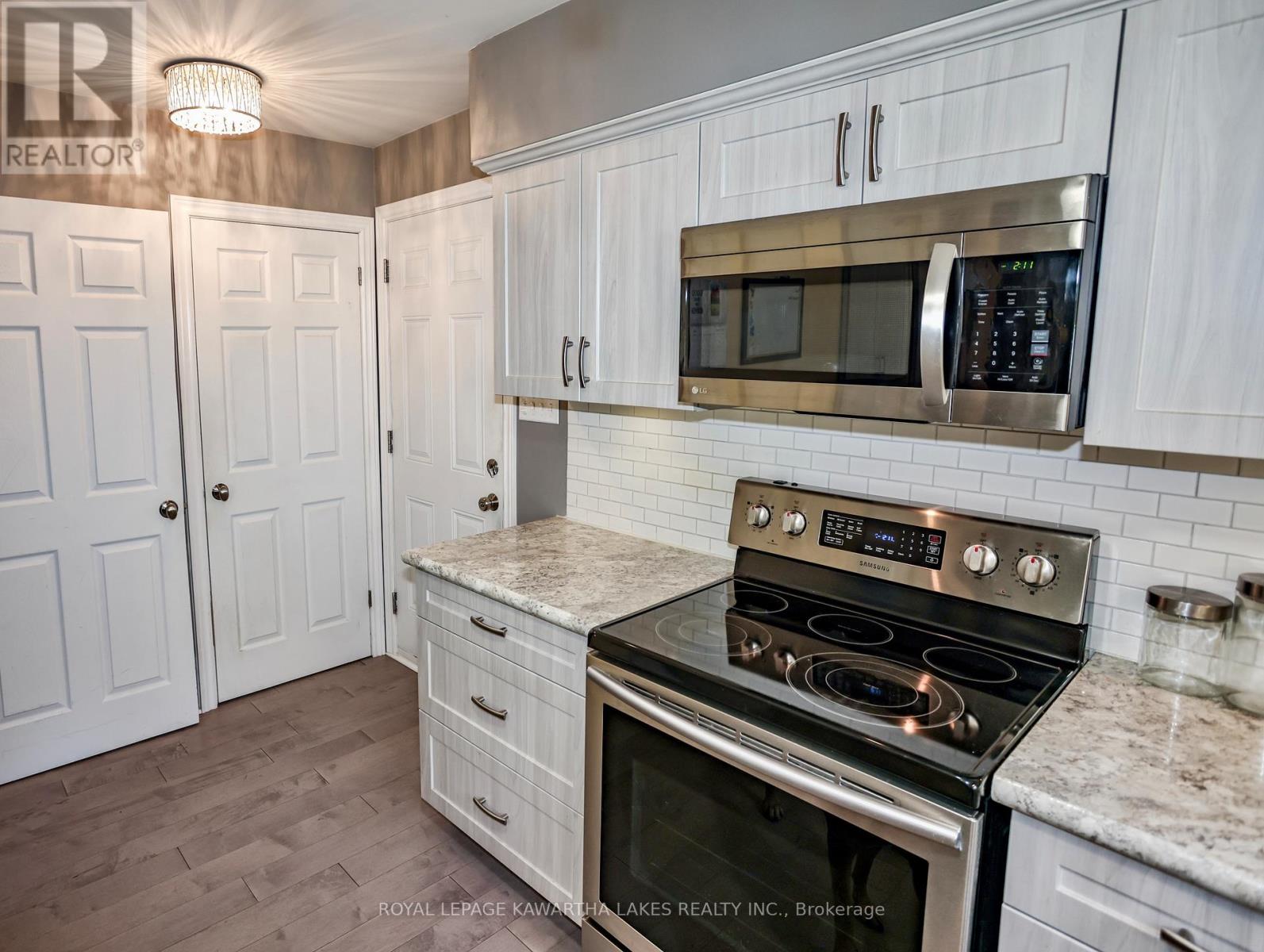 1185 Zoschke Drive, Penetanguishene, Ontario  L9M 2C4 - Photo 13 - S12456688