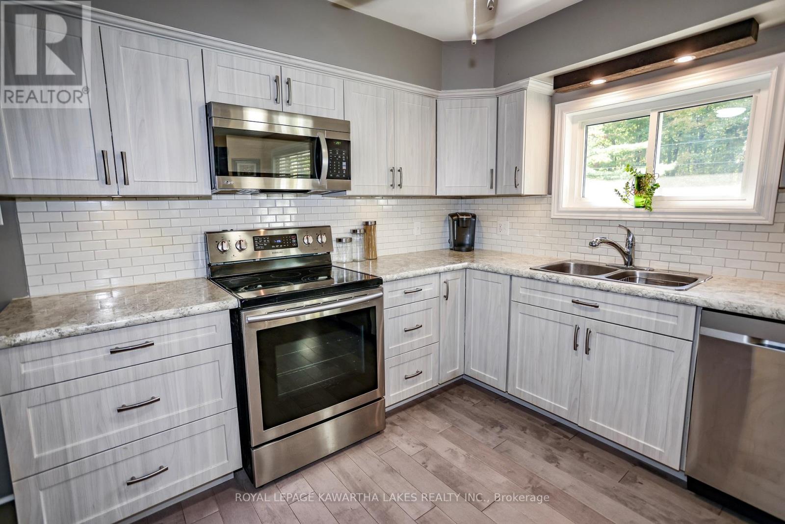 1185 Zoschke Drive, Penetanguishene, Ontario  L9M 2C4 - Photo 14 - S12456688