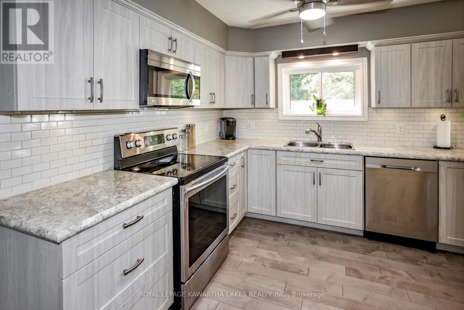 1185 Zoschke Drive, Penetanguishene, Ontario  L9M 2C4 - Photo 15 - S12456688