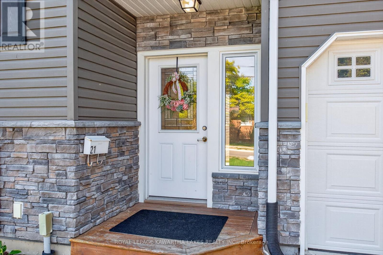 21 Hillside Drive, Kawartha Lakes, Ontario  K9V 1A3 - Photo 4 - X12467476